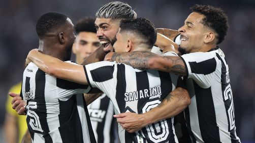Jogadores do Botafogo comemoram gol em partida contra o Peñarol pela Libertadores