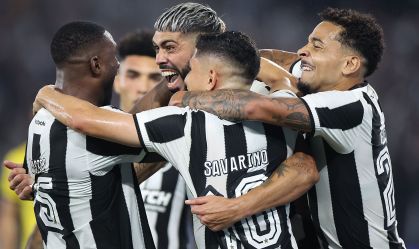 Jogadores do Botafogo comemoram gol em partida contra o Peñarol pela Libertadores