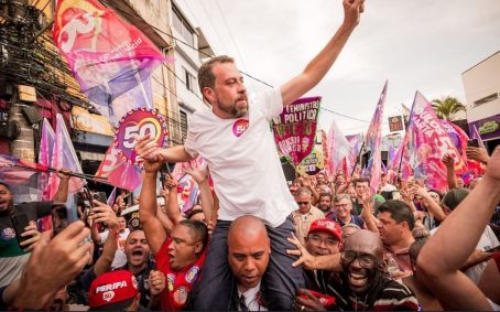 O candidato Guilherme Boulos do Psol durante caminhada em Heliópolis neste sábado (26)