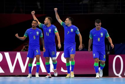 Dyego (camisa 7) celebra um de seus gols com os jogadores brasileiros