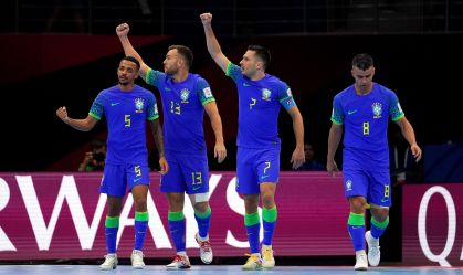 Dyego (camisa 7) celebra um de seus gols com os jogadores brasileiros