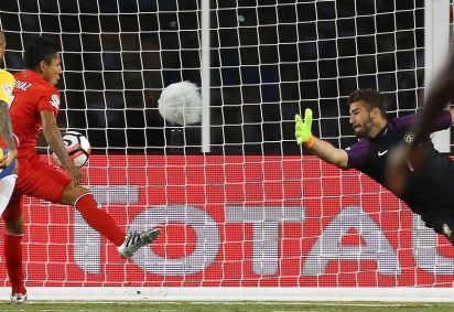 Ruidiaz usa a mão para marcar o gol do Peru contra o Brasil