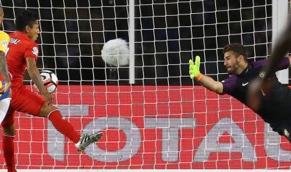 Ruidiaz usa a mão para marcar o gol do Peru contra o Brasil