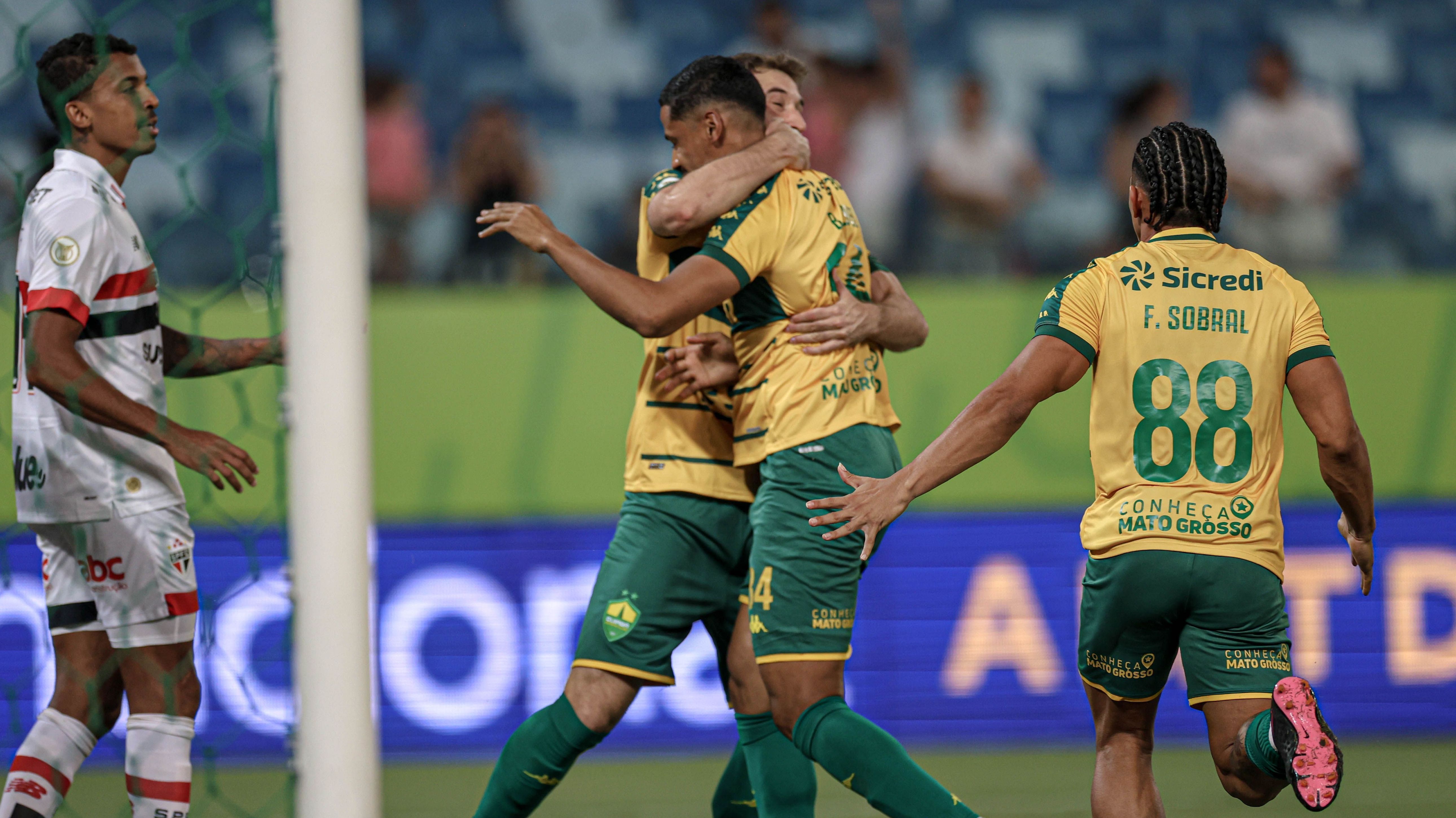 Bruno Alves comemora o primeiro gol do Cuiabá sobre o São Paulo