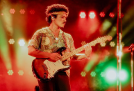 Bruno Mars compartilha fotos em 1º show da turnê brasileira