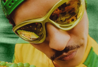 Bruno Mars posa com bolo temático ao passar aniversário no Brasil; veja
