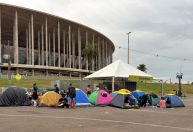 Fãs de Bruno Mars acampam debaixo de chuva para show em Brasília