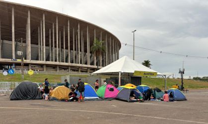 Fãs de Bruno Mars acampam debaixo de chuva para show em Brasília