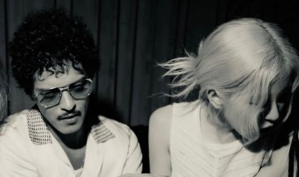 Bruno Mars faz aparição surpresa e canta com Rosé em show do Blackpink