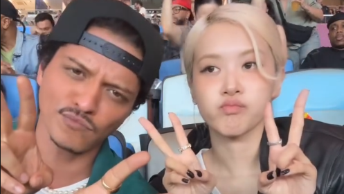 Bruno Mars e Rosé durante Fla-Flu no Maracanã • Reprodução/Instagram/ROSÉ