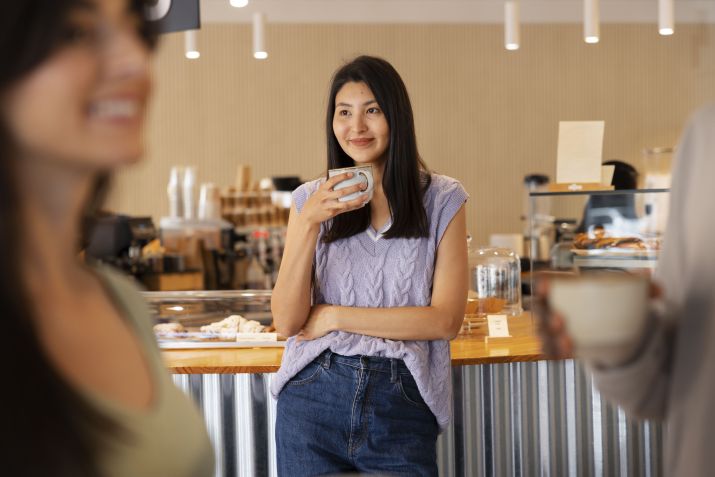 Até mesmo conversar com um estranho sobre seu café pode fazer você se sentir menos sozinho • Freepik