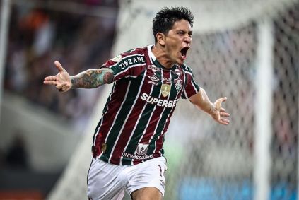 Cano marca o gol da vitória do Fluminense