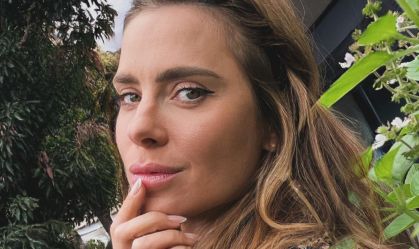 Carolina Dieckmann relembra alcoolismo da mãe: "Ficou 10 anos num buraco"