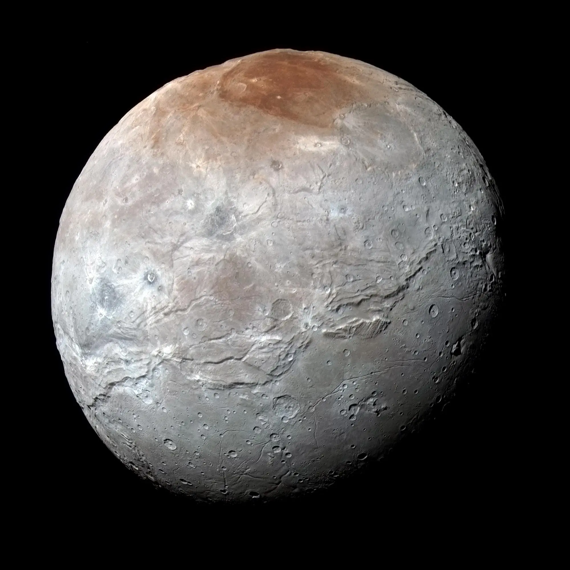 Sonda New Horizons da Nasa capturou esta imagem em alta resolução e em cores aprimoradas de Caronte pouco antes do ponto de aproximação máxima em 14 de julho de 2015 • Nasa/Johns Hopkins University Applied Physics Laboratory/Southwest Research Institute