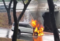Vídeo: carro pega fogo no meio de "test drive" em Brasília