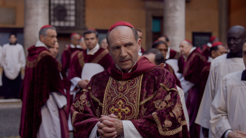 Ralph Fiennes estrela "Conclave" • Divulgação