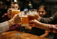 Beber álcool faz mal? Diretrizes alimentares pesam riscos e benefícios