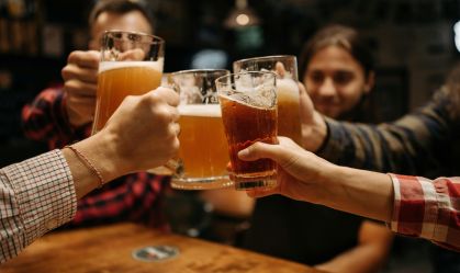Quer começar 2025 sem ingerir álcool? Veja dicas para aderir ao Janeiro Seco