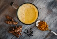 Chá de cúrcuma: veja os benefícios e como fazer essa bebida anti-inflamatória