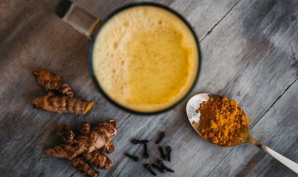 Chá de cúrcuma: veja os benefícios e como fazer essa bebida anti-inflamatória