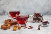 Chá de hibisco: para que serve, benefícios e como fazer