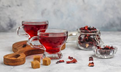 Chá de hibisco: para que serve, benefícios e como fazer
