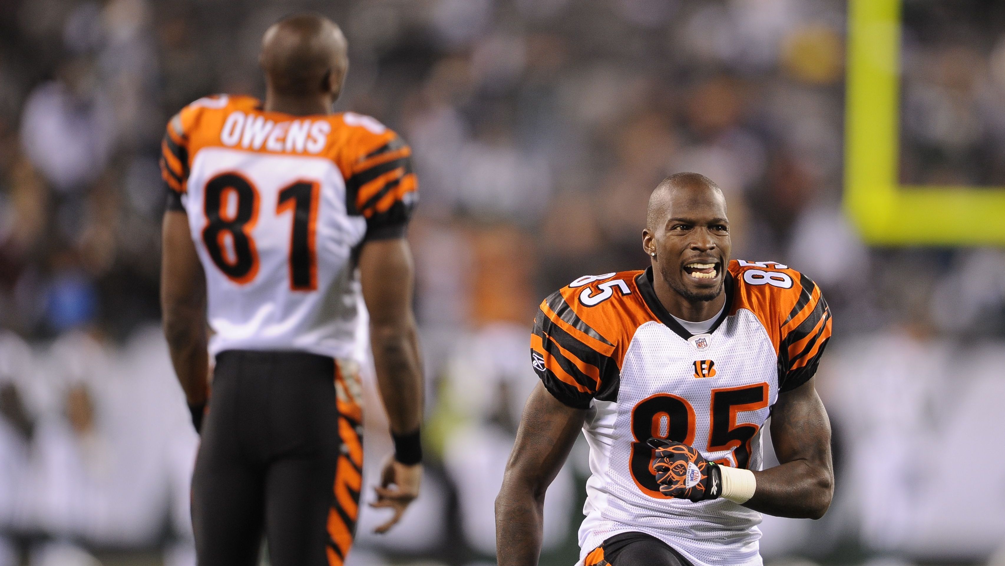 Chad Ochocinco (dir.) será um dos lutadores em evento de exibição