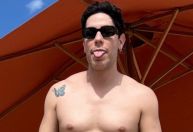 Christian Chávez aproveita sol em praia e ganha elogios: "Guapo"