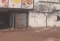 Idoso e motociclista arrastados por enxurrada são resgatados por populares em MG