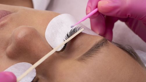 Colas cílios postiços pode ser perigoso para os olhos