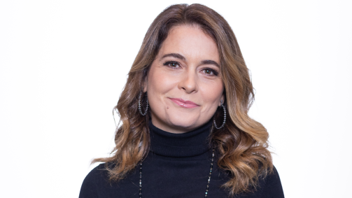 Na primeira audiossérie da sua carreira, Cláudia Abreu interpreta Karen, a mãe de uma criança que se descobre trans e comunica isso à família