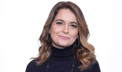 Na primeira audiossérie da sua carreira, Cláudia Abreu interpreta Karen, a mãe de uma criança que se descobre trans e comunica isso à família