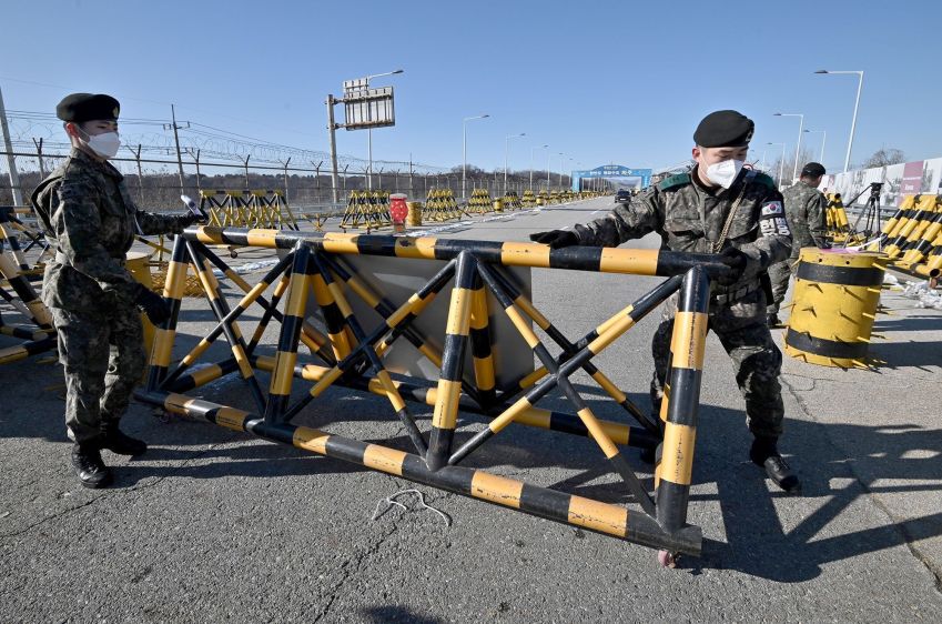 Militares da Coréia do Norte fazem segurança da ponte Tongil, na fronteira do a Coréia do Norte • Jung Yeon-je/AFP/Getty Images via CNN Newsource