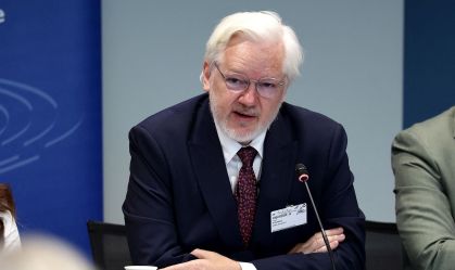 Assange dá primeira declaração após ser solto: "culpado de fazer jornalismo"