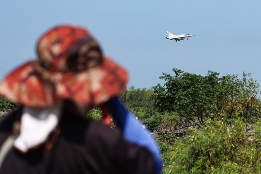 Caça de Taiwan decola em Hsinchu • I-Hwa Cheng/AFP/Getty Images via CNN Newsource