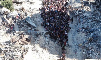 Soldados israelenses forçam palestinos a tirarem a roupa em zona de guerra