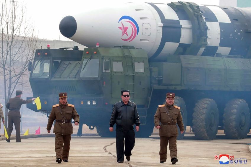 Kim Jong-un acompanha exercício militar com míssil intercontinental • Korean Central News Agency/AP via CNN Newsource