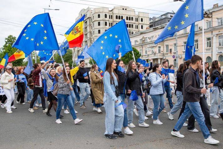Manifestantes celebram o Dia da Europa na Moldávia • Elena Covalenco/AFP/Getty Images via CNN Newsource