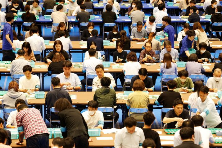 Autoridades eleitorais contam votos em eleição geral no Japão • Manami Yamada/Reuters via CNN Newsource