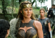 "Mulher-Maravilha 3": atriz critica decisão da DC de cancelar filme: "É loucura"