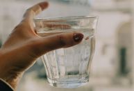 Água pode mesmo aliviar ou prevenir ressaca? Entenda