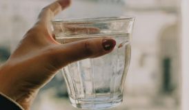 Homem é hospitalizado com sintomas de intoxicação após beber água mineral