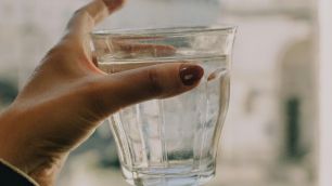 Homem é hospitalizado com sintomas de intoxicação após beber água mineral