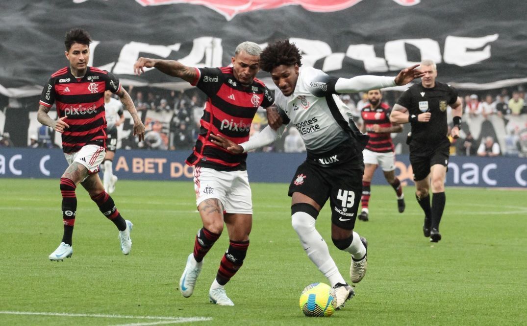 Jogadores de Corinthians e Flamengo na Neo Química Arena