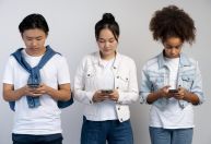 60% dos pais de crianças e adolescentes olham o celular do filho, diz estudo