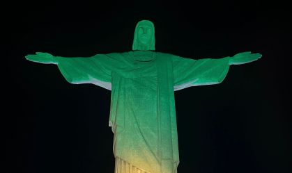 Cristo Redentor recebe iluminação em homenagem ao aniversário de Pelé