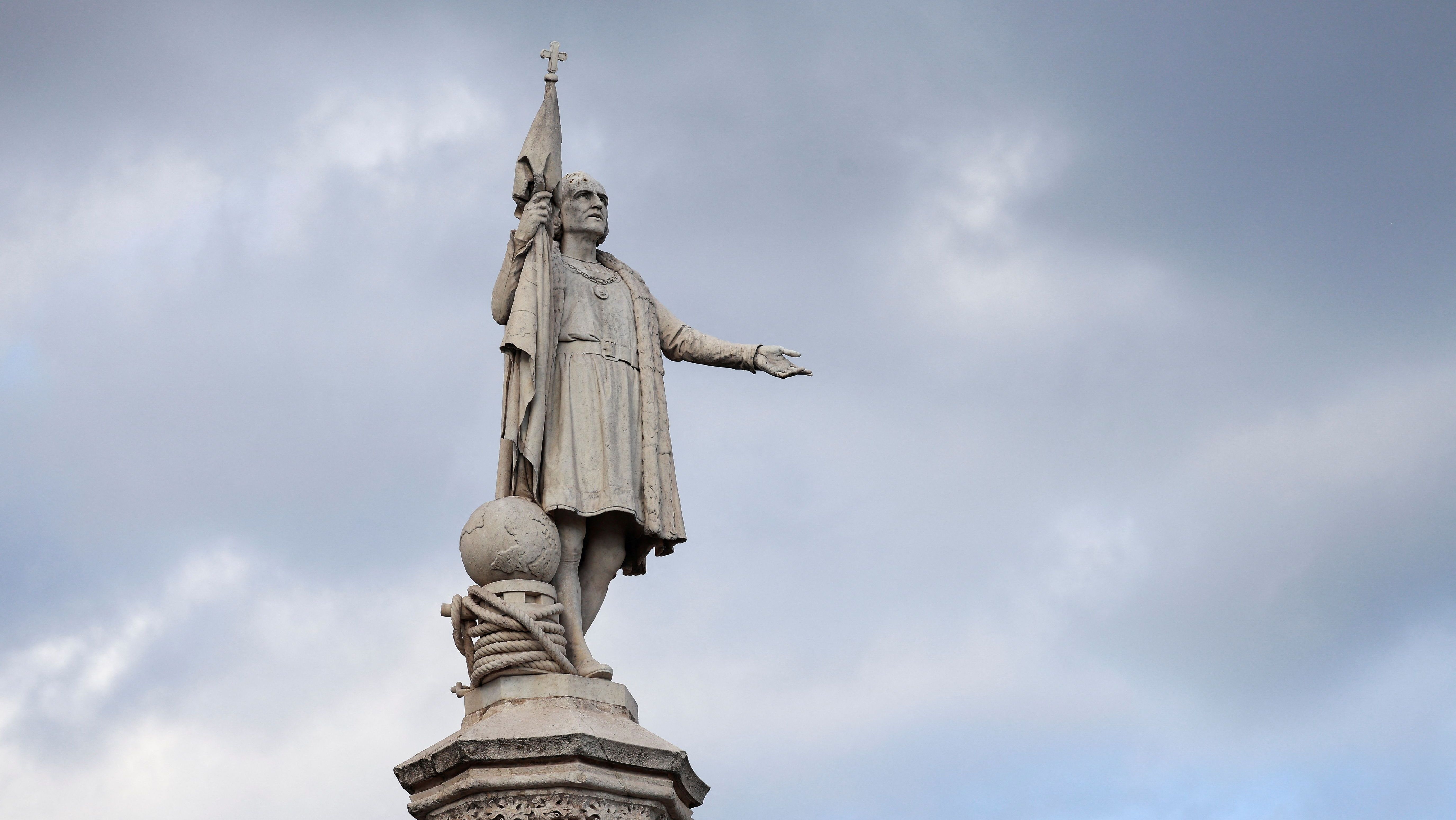 Estátua de Cristóvão Colombo na praça que leva seu nome, Plaza de Colon, em Madri, Espanha