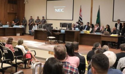 Cupertino pede destituição de advogado, júri é dissolvido e depoimentos são anulados