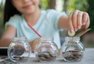 56% das famílias brasileiras pagam mesadas para filhos, mostra pesquisa