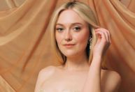 Dakota Fanning relembra infância como atriz: "Perguntas super inapropriadas"